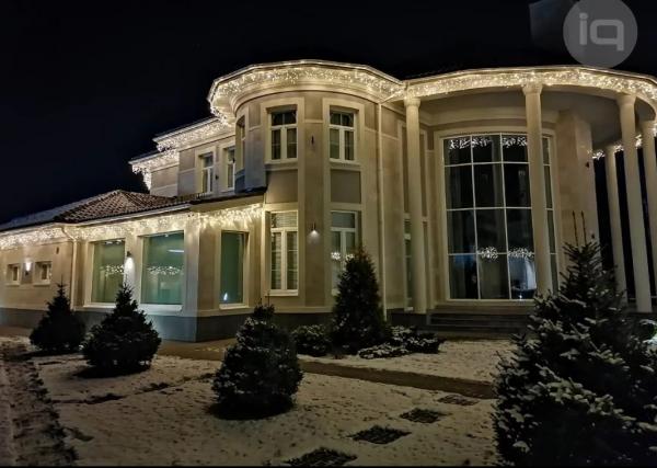 Новогоднее освещение домов, украшение дома к Новому году гирляндами, бахромой и неонов — фото 3